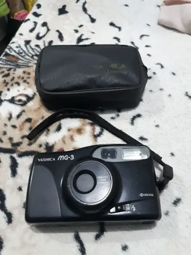 Câmera Yashica antiga com defeito( para decoração ou coleção)