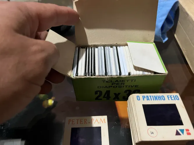 coleção de slides e uma caixa de telaietti Pinóquio 