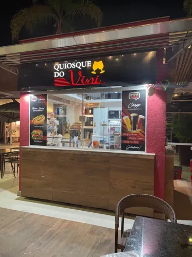 Quiosque de petisco em praça de alimentação.