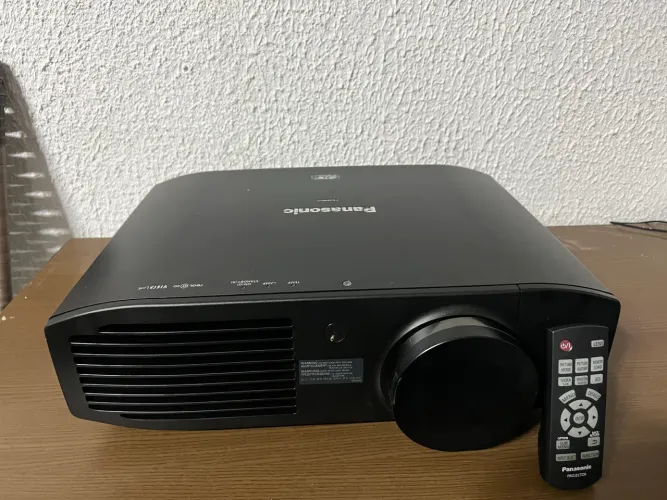 Projector PT AE8000U