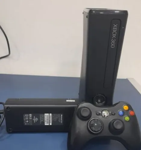Xbox 360 slim , atenção só vendo pra quem mora no RJ não envio pelo correio entrego