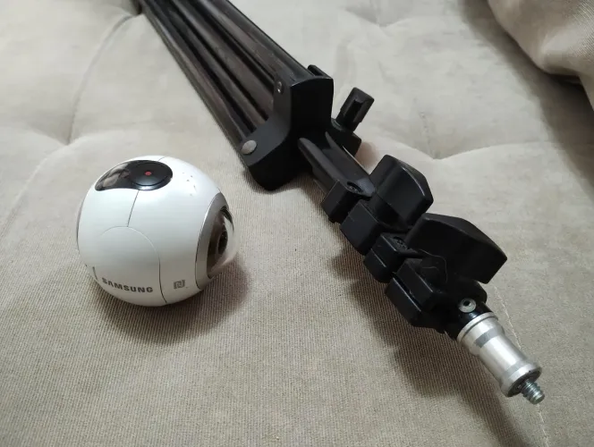 Câmera Samsung VR Gear 360° com Tripé 