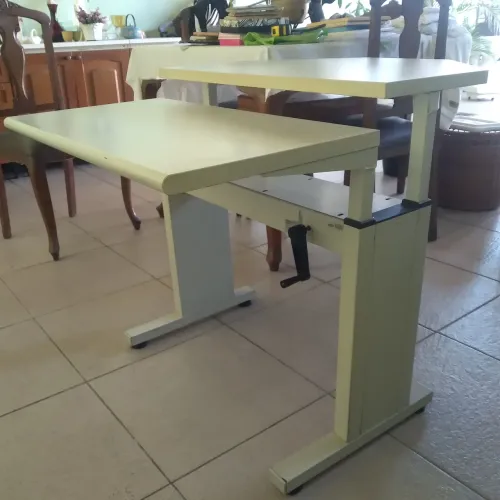 01 Mesa de escritório com base regulável de altura 0,96 m X 0,76 m + 01 cadeira azul.