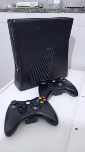 Xbox desbloqueado mais dois controles