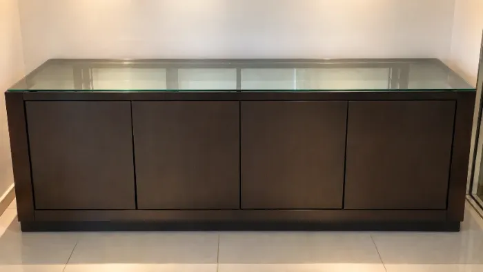 Buffet grande 1,80 m com tampo de vidro, 4 portas e 2 gavetas