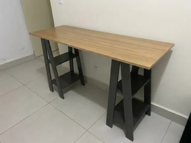 Escrivaninha Cavalete Home Office c/ Prateleiras (Tampo Amadeirado)