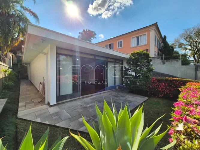 Casa avarandada c/ salão | Cidade Jardim