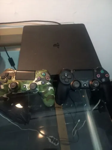 Playstation 4 slim, 1TB + 2 Controles + Horizon ZERO Dawn