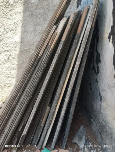 Vendo 26 telhas de amianto antigo e 1 porta de ferro 0.80