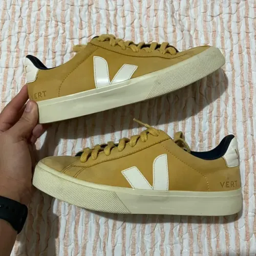 Tenis mostarda Vert (Veja)