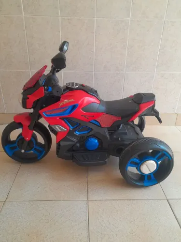 Moto elétrica homem aranha