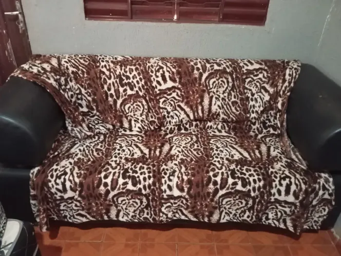 eu estou vendendo sofá preto 