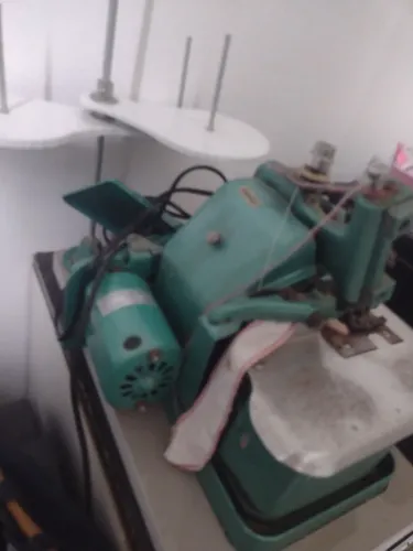 Máquina de custura completa funcionando