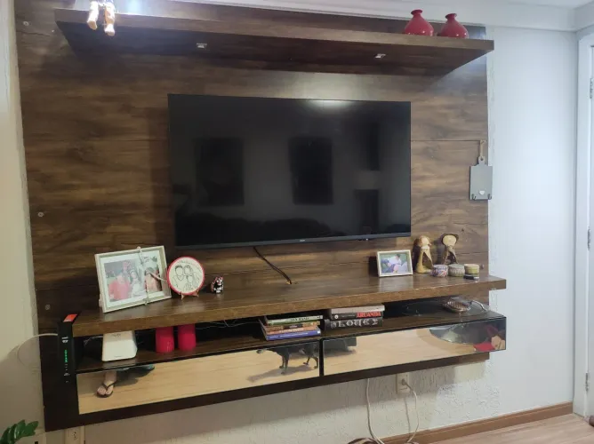 Lindo painel TV com 2 gavetas espelhadas.
