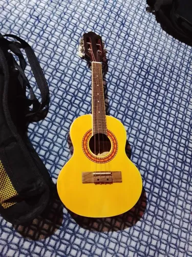 Vende-se cavaquinho em bom estado 