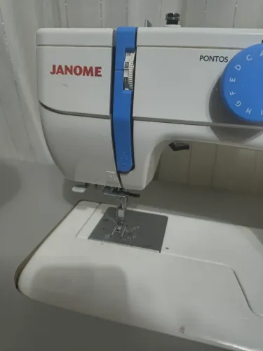 Maquina de custura janome vai a mesa e alguma linhas e algumas coisas Extras