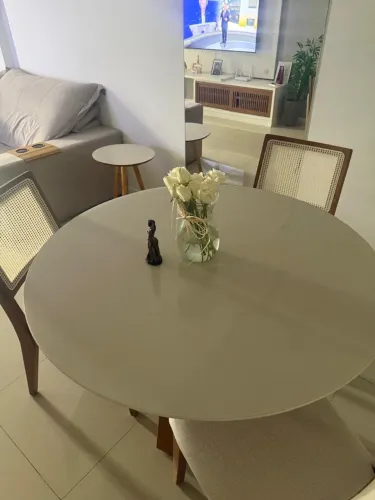 Mesa material maciço com 3 cadeiras mesmo material revestido
