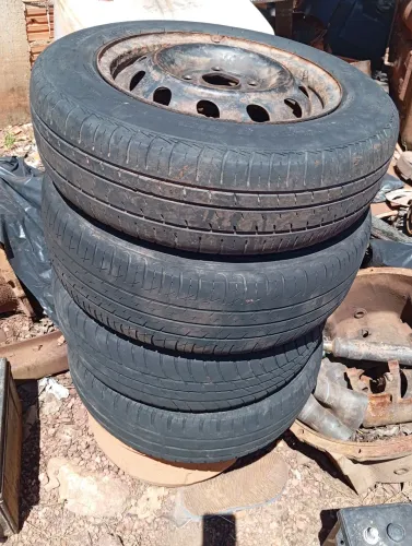 Vendo 4 pneus aro 13 montado