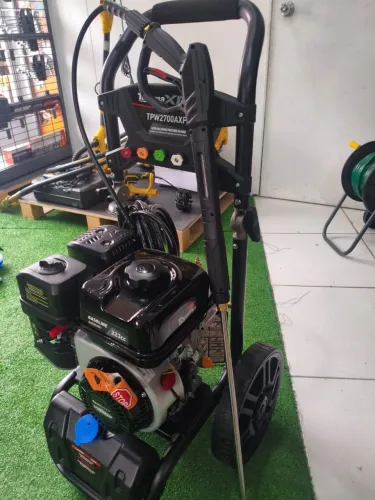 Lavadora de alta pressão Toyama a gasolina.