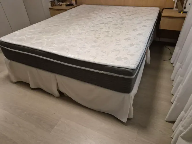 Cama Box Queen e colchão de espuma