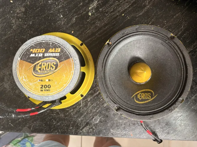 Par fone 6? Eros 200rms cada