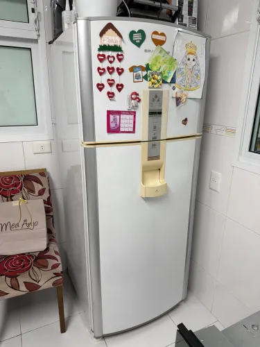 Geladeira frost free ative com dispense de latinha na porta