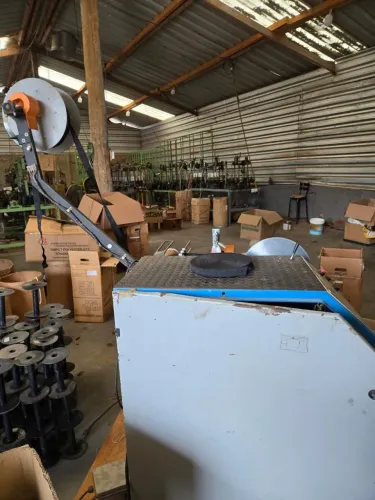 Vende-se maquina de enrolar fitas e elastio e cordão