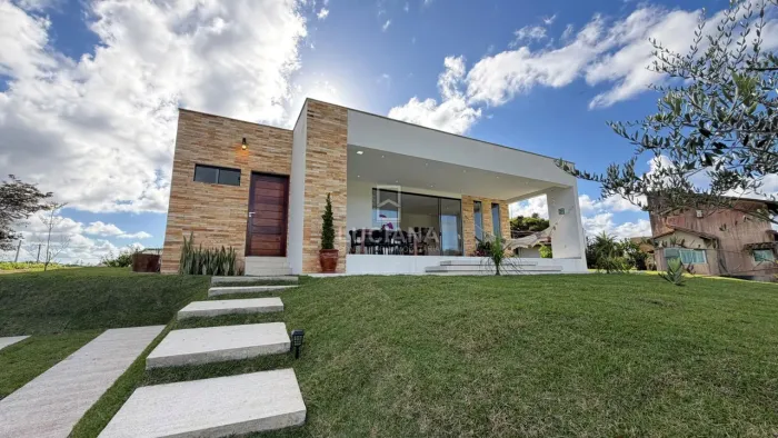 Vista Panorâmica! Casa com 4 Quartos em Condomínio fechado - Chã Grande/PE