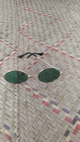 Óculos de sol com armação metálica e lente verde