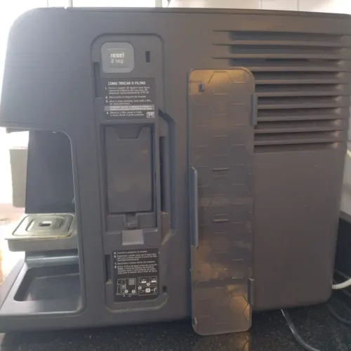 Máquina de bebidas Brastemp B Blend com purificador