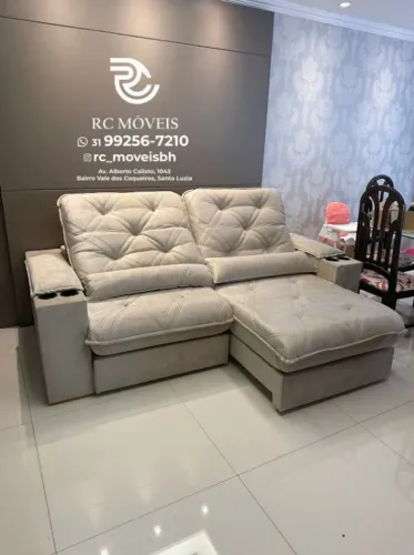 Sofá Retrátil Reclinável Cuiabá com Porta Copos D33 Molas Ensacadas