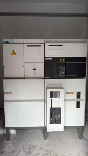Conjunto de Cubículos de Média Tensão Merlin Gerin SM6 - Schneider Electric