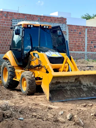 RETROESCAVADEIRA CATERPILLAR 2011 4x4 CABINADA