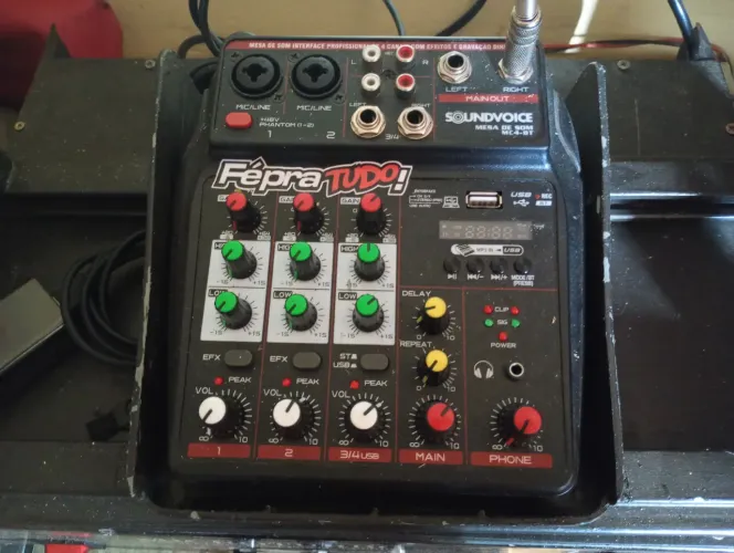 Amplificador con mesa de som