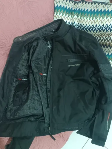 Vendo jaqueta muito boa.