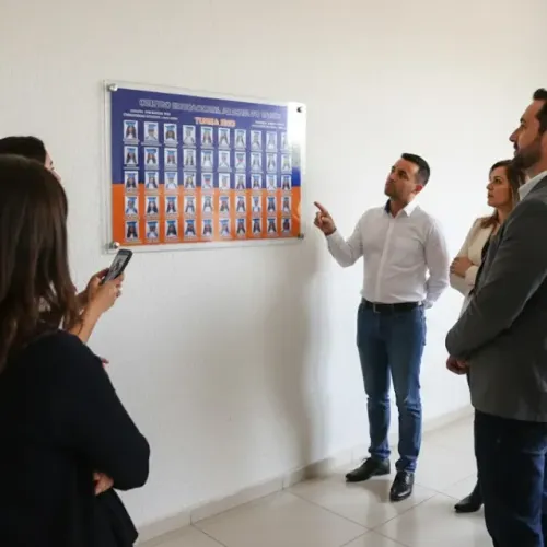 Placa de vidro escolar com fotos dos alunos formandos do ABC