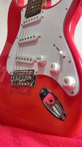 GUITARRA MALIBU EG22 STRATO VERMELHA - NOVA!