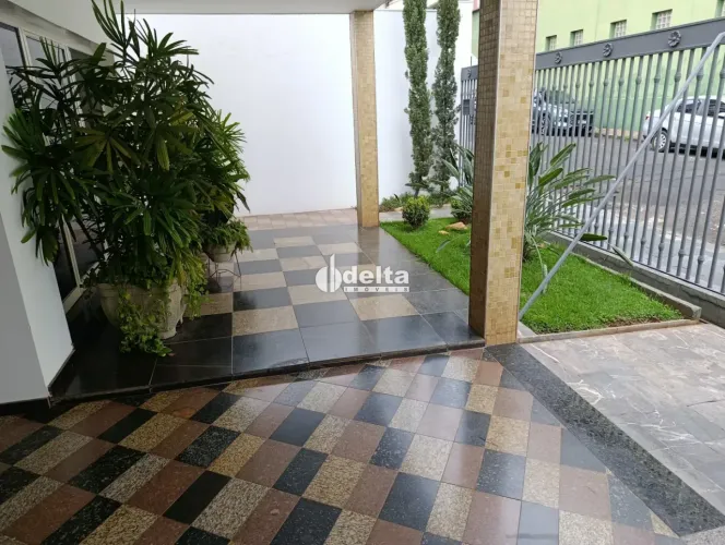 Casa estilo sobrado com 5 quartos sendo 3 suítes para venda no bairro Fundinho Uberlândia-