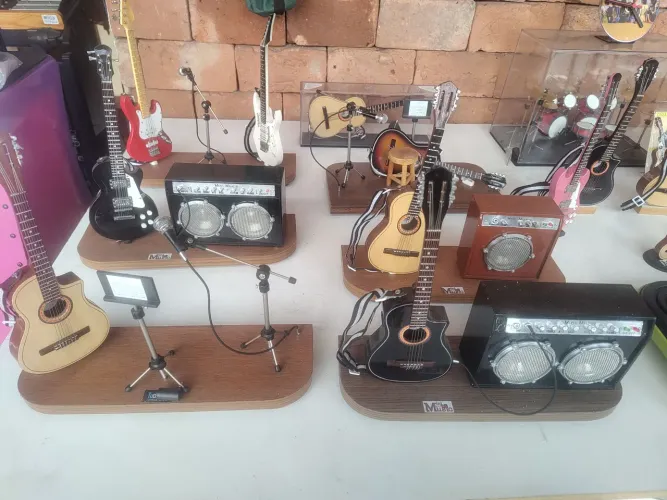 Miniaturas, guitarras, violões, baixos. Em plataforma!