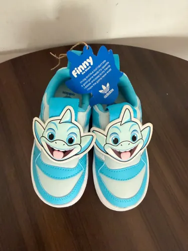 Tênis infantis adidas tamanho 24 EUR NOVOS