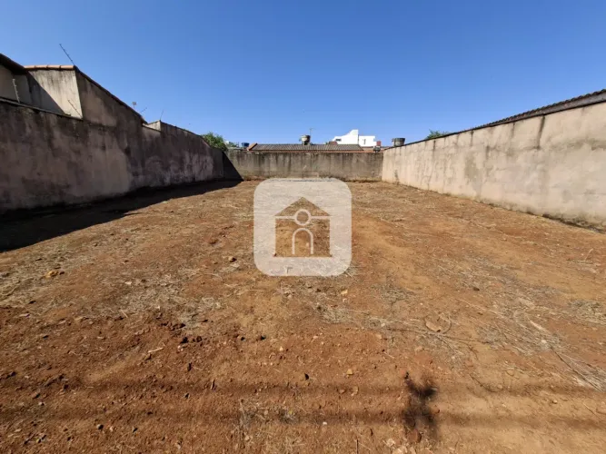 Terreno com 360m² para locação no bairro Santa Mônica