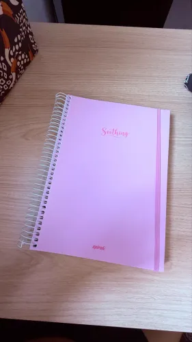 Caderno rosa grande