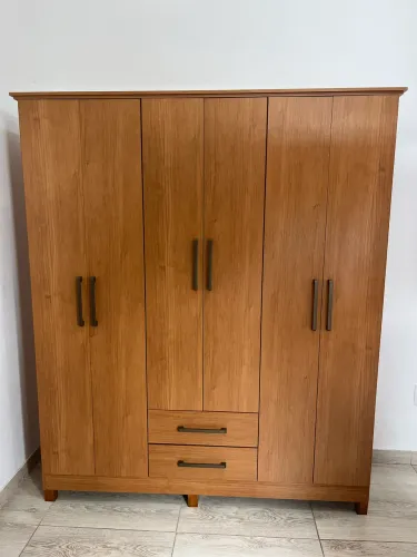 Guarda-roupas 6 portas e 2 gavetas