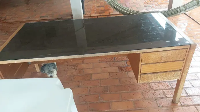 Mesa com base de vidro