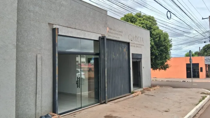 Salão de esquina na Av. Marechal Deodoro, Guanandi, 70m², 2 banheiros.