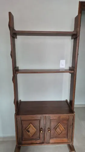 Estante de madeira maciça