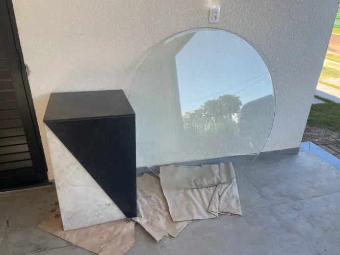 Vendo mesa base de granito com tampo de vidro