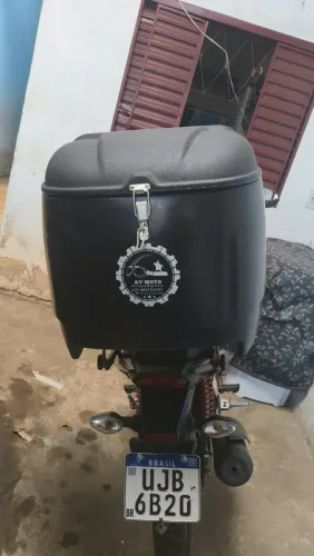 Baú com chapan e capacete 