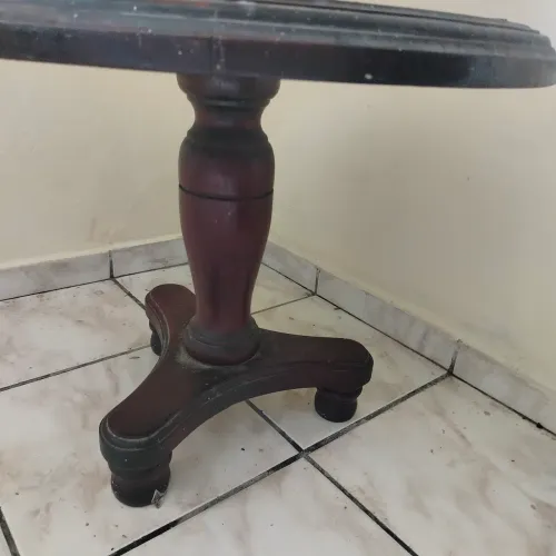 Mesa de Canto em Embuia Maciça (Leia) 