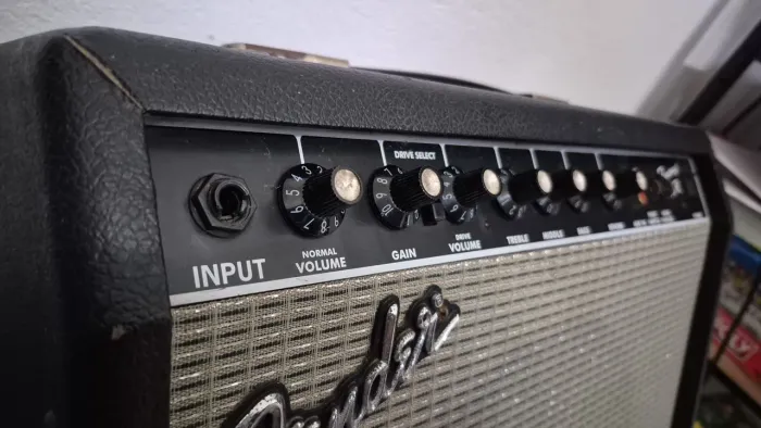 Fender frontman 25 r bivolt indonesia